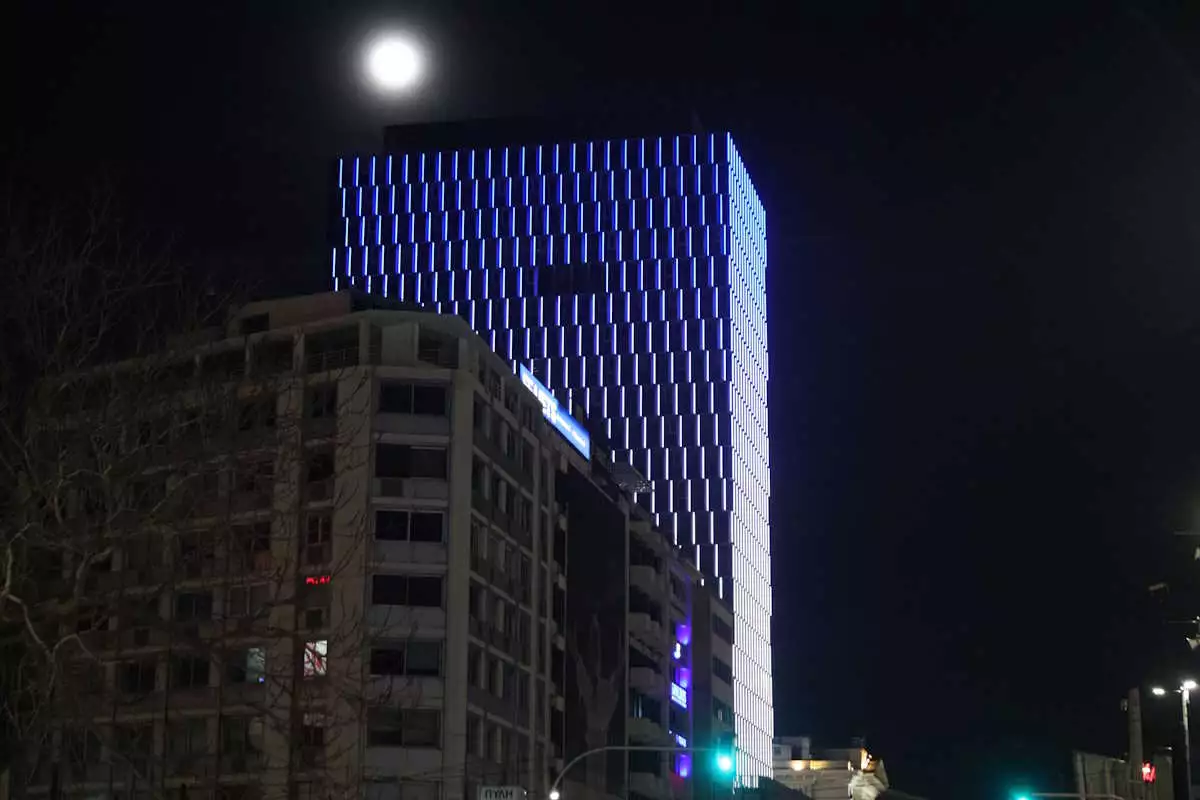 Εντυπωσιακό: Στα γαλανόλευκα χρώματα φωταγωγήθηκε ο Πύργος του Πειραιά για την 25η Μαρτίου