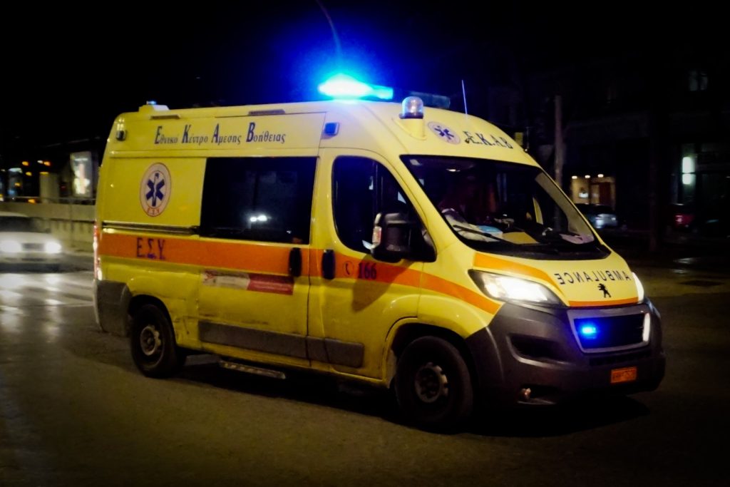 Τροχαίο ατύχημα στη Λάρισα: ΙΧ «καρφώθηκε» πάνω σε σταθμευμένα οχήματα – Τραυματίστηκε 19χρονος