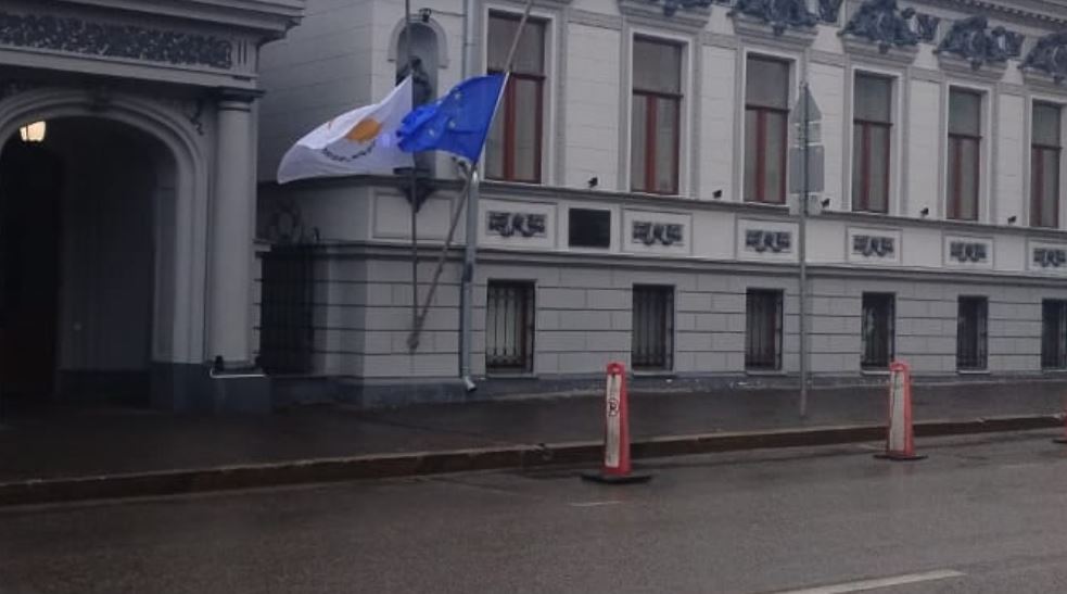 Μακελειό στη Μόσχα: Μεσίστιες οι σημαίες της Κυπριακής πρεσβείας