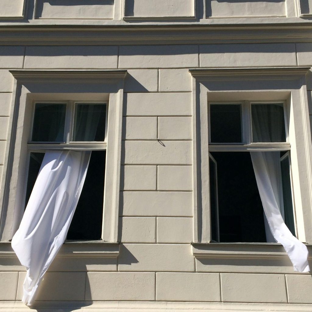 ΗΠΑ: Αυτός είναι ο λόγος που οι πλούσιοι δεν καλύπτουν τα παράθυρά τους με κουρτίνες