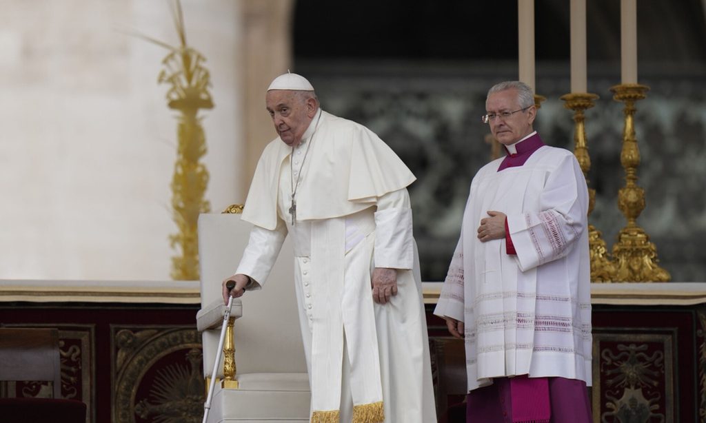 Πάπας Φραγκίσκος: Απών στο κήρυγμα της Κυριακής των Βαΐων – Σενάριο για σοβαρό πρόβλημα υγείας