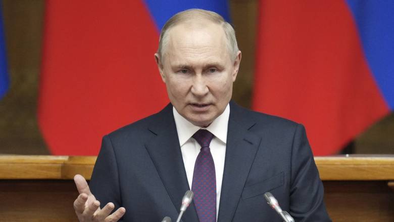 O B.Πούτιν άναψε κερί στη μνήμη των θυμάτων της τρομοκρατικής επίθεσης (βίντεο)