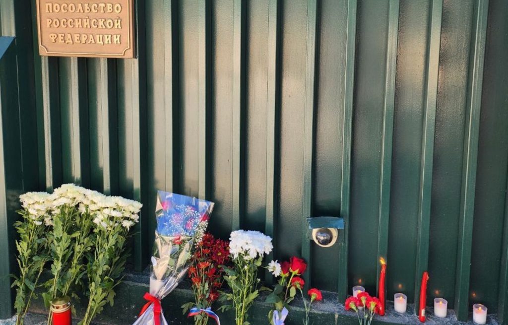 Μακελειό στη Μόσχα: Πολίτες αφήνουν λουλούδια και κεριά στη Ρωσική Πρεσβεία