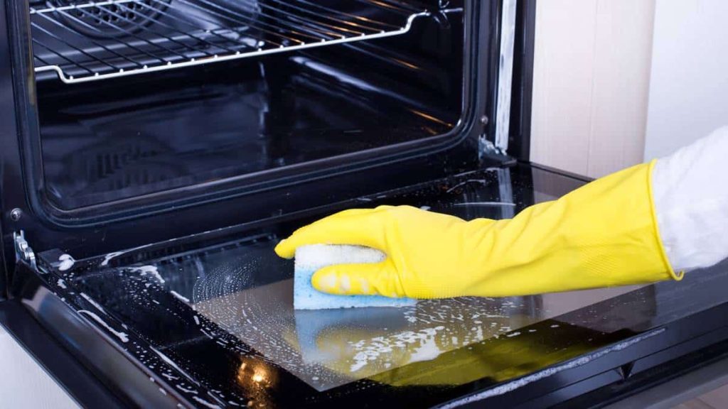 Ο τρόπος για να καθαρίσετε τον φούρνο σας μόνο με ένα λεμόνι (βίντεο)