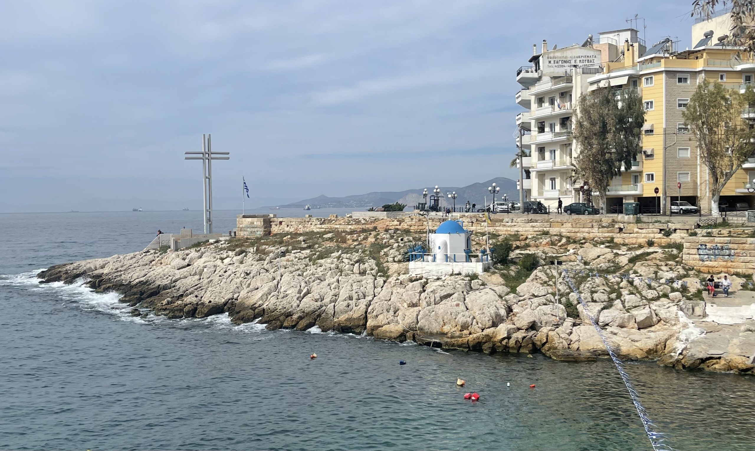 Με μια τεράστια ελληνική σημαία στο νερό τίμησε την 25η Μαρτίου ο Πειραιάς (φώτο)