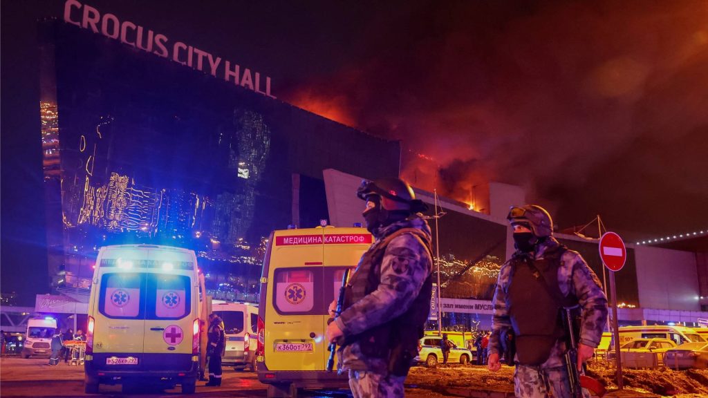 Μακελειό στη Μόσχα: «Οι τρομοκράτες έπεσαν με το αυτοκίνητό τους πάνω σε 4μελή οικογένεια – Στους 139 οι νεκροί»