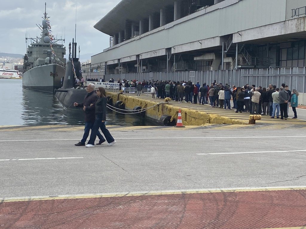 Πλήθος κόσμου επισκέφτηκε τα πλοία του ΠΝ στο λιμάνι του Πειραιά για τους εορτασμούς της 25ης Μαρτίου (βίντεο, φωτό)