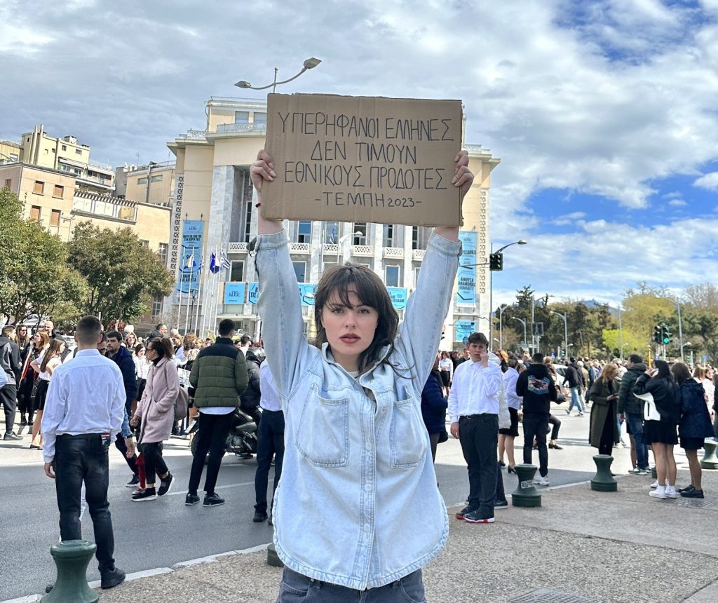 Θεσσαλονίκη: Τραυματίας των Τεμπών συμμετείχε στη παρέλαση και έστειλε μήνυμα μνήμης
