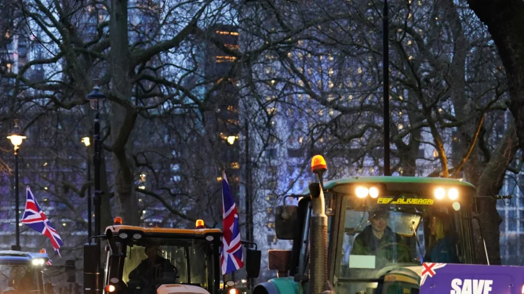 Αγρότες με τρακτέρ διαδήλωσαν έξω από το βρετανικό κοινοβούλιο (βίντεο)