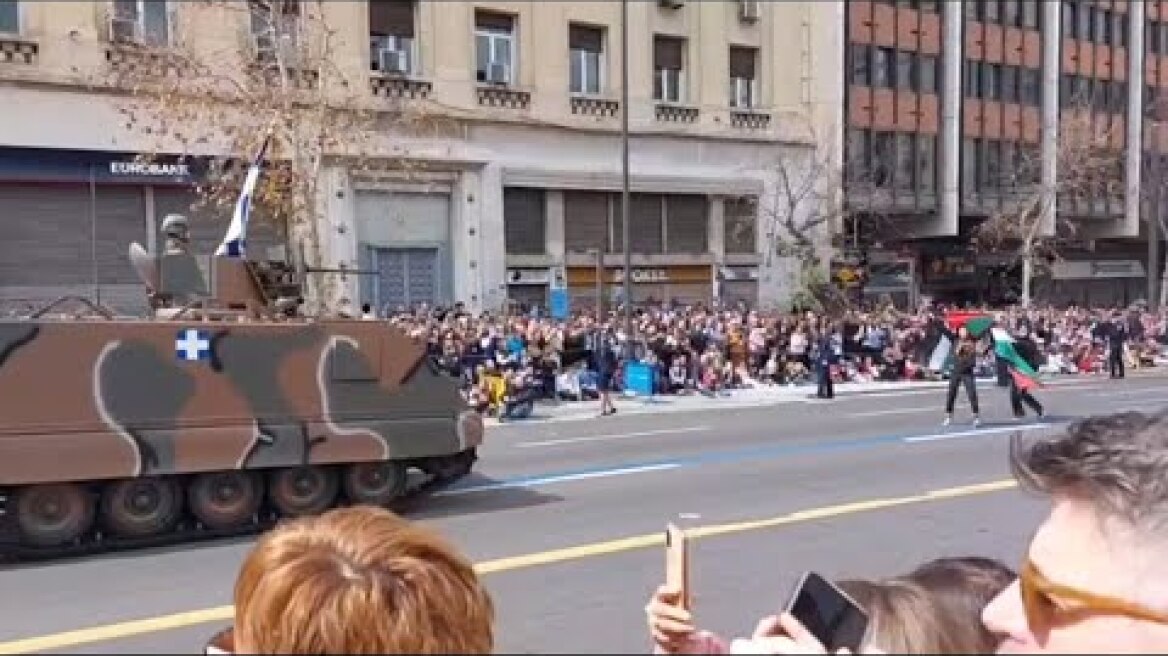 Μπήκαν με Παλαιστινιακές σημαίες μπροστά στα άρματα της παρέλασης – Οκτώ προσαγωγές