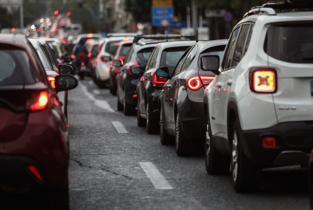 Η κυβέρνηση φέρνει διπλό «χαράτσι» για χιλιάδες οχήματα: Τέλη κυκλοφορίας για τα υβριδικά και ΚΤΕΟ κάθε χρόνο!