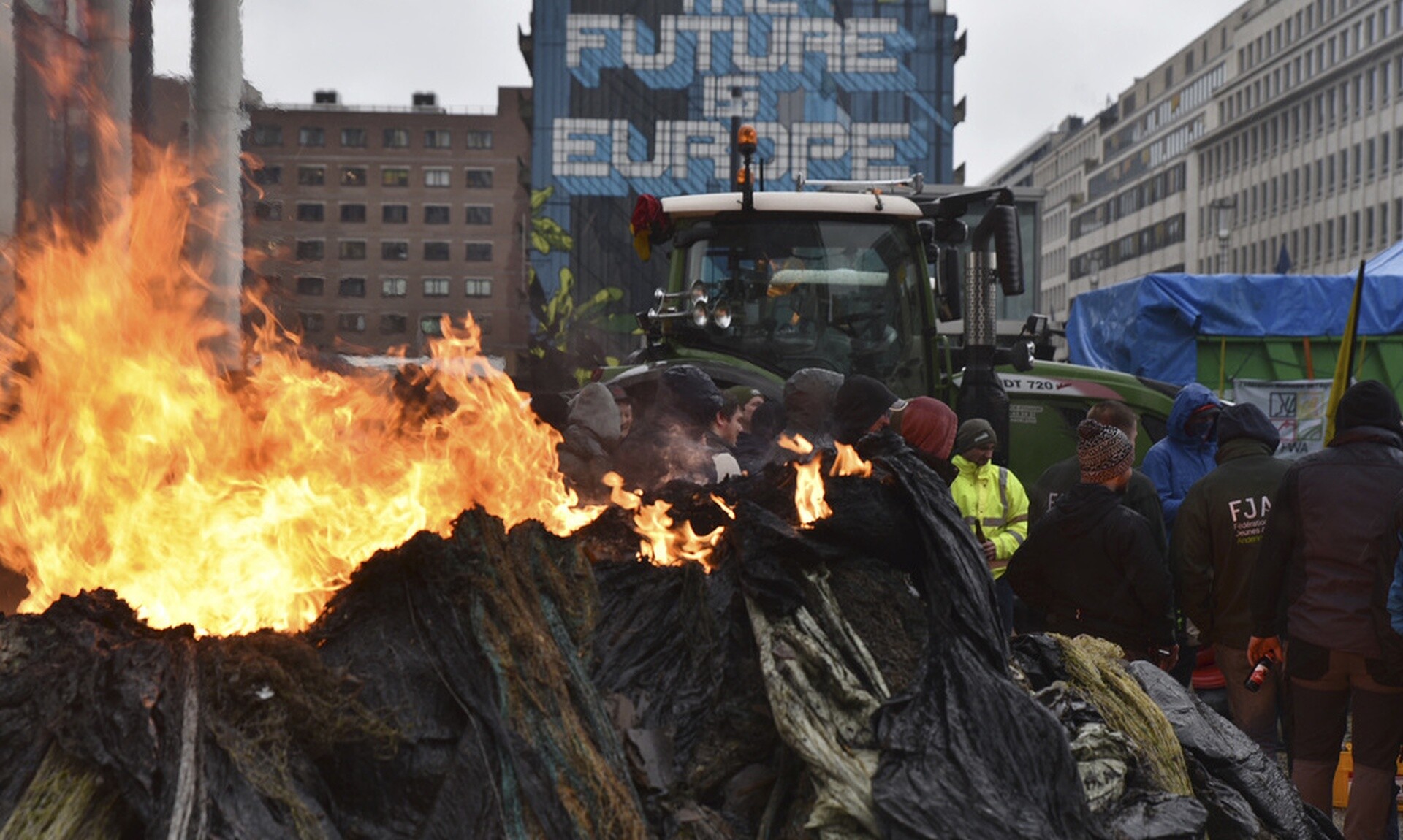 Βρυξέλλες: Για τρίτη φορά στους δρόμους οι αγρότες – Ο λόγος της διαμαρτυρίας τους