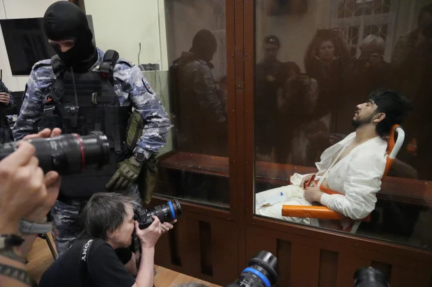 Bίντεο: Η στιγμή που ένας εκ των μακελάρηδων καταφθάνει στο δικαστήριο της Μόσχας με αναπηρικό καροτσάκι