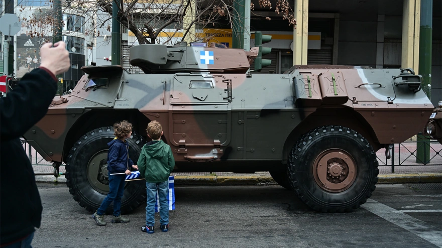 Ολοκληρώθηκε η μεγάλη στρατιωτική παρέλαση στην Αθήνα (φώτο – βίντεο) (upd)
