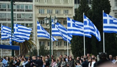 Ποιοι και γιατί δικαιούνται να σηκώνουν την ελληνική σημαία στις παρελάσεις