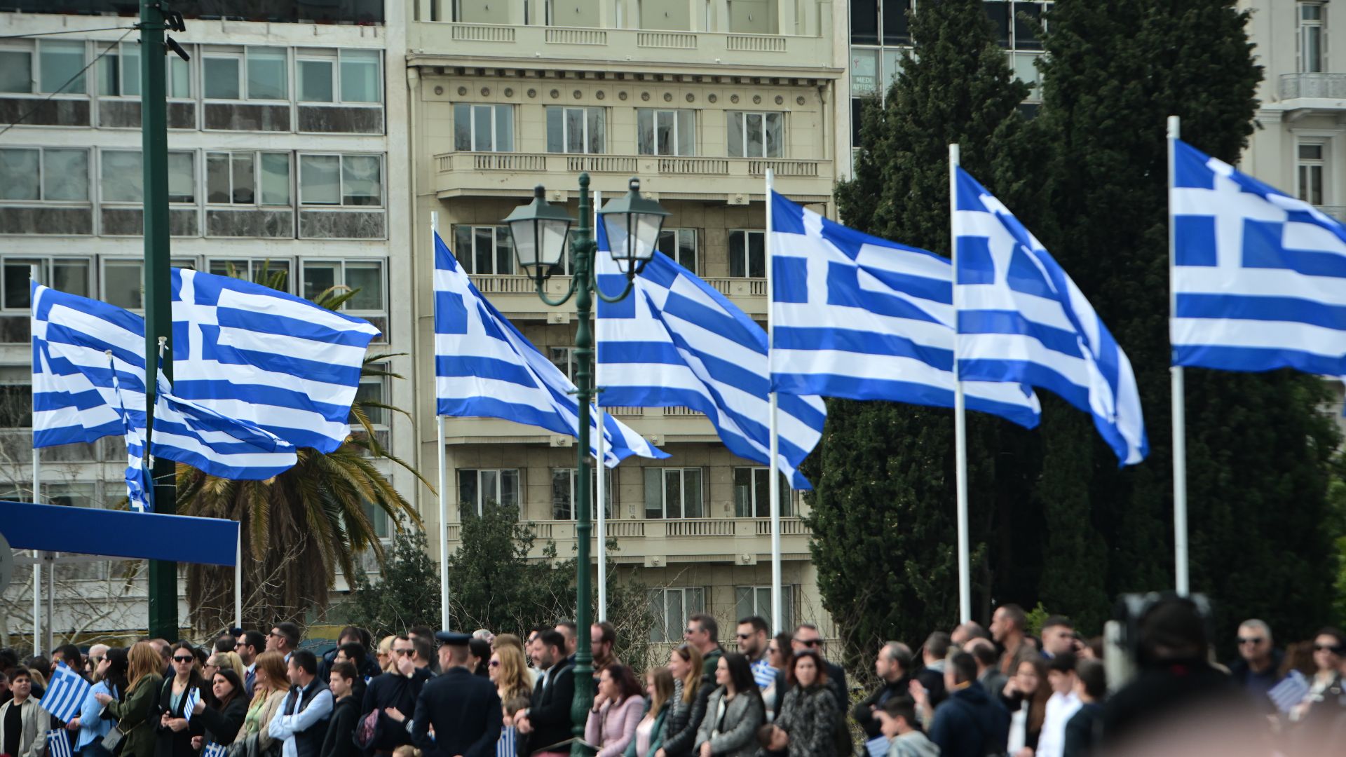 Ποιοι και γιατί δικαιούνται να σηκώνουν την ελληνική σημαία στις παρελάσεις