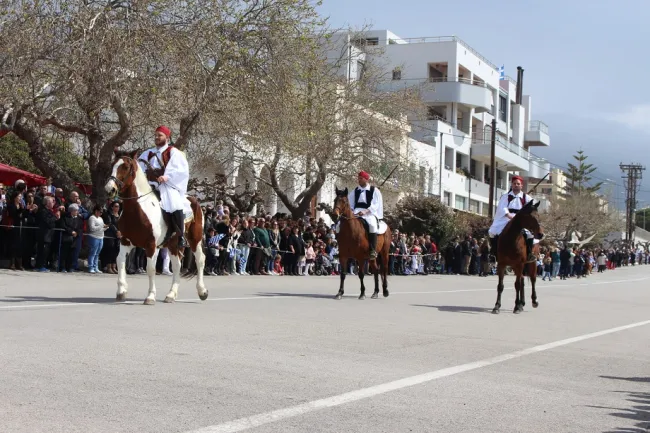 Εντυπωσιακές εικόνες από την παρέλαση με άλογα στην Κάρυστο για την 25η Μαρτίου