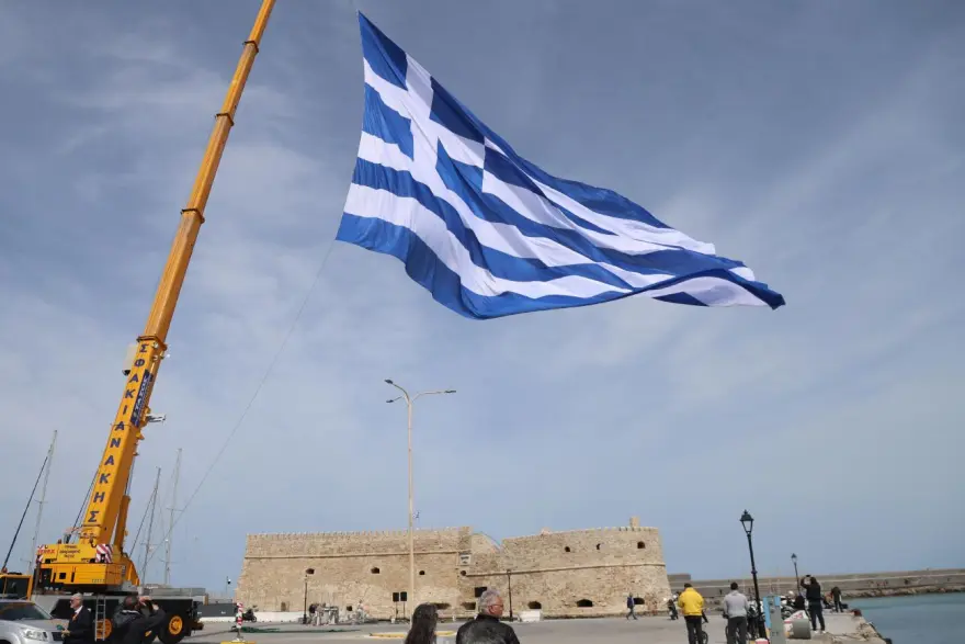 Ηράκλειο: Πελώρια σημαία 1,5 στρέμμα υψώθηκε στο λιμάνι για την 25η Μαρτίου (φωτο)