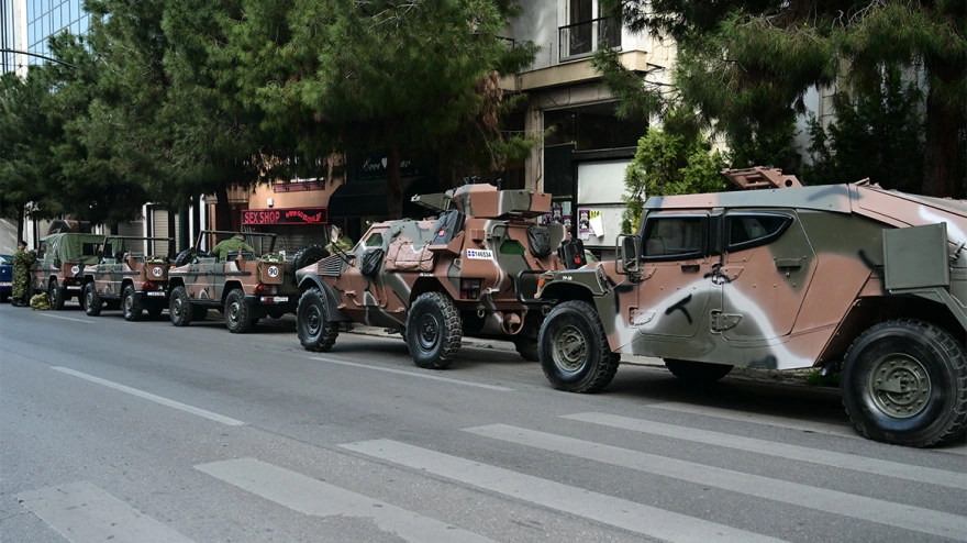 Εικόνες από τα άρματα στο κέντρο της Αθήνας που ετοιμάζονται για τη στρατιωτική παρέλαση