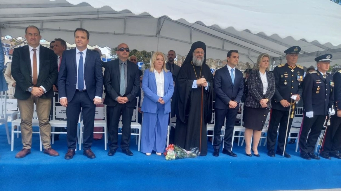 Τρίκαλα: Συγγενείς των θυμάτων των Τεμπών άφησαν 57 τριαντάφυλλα στην εξέδρα των επισήμων