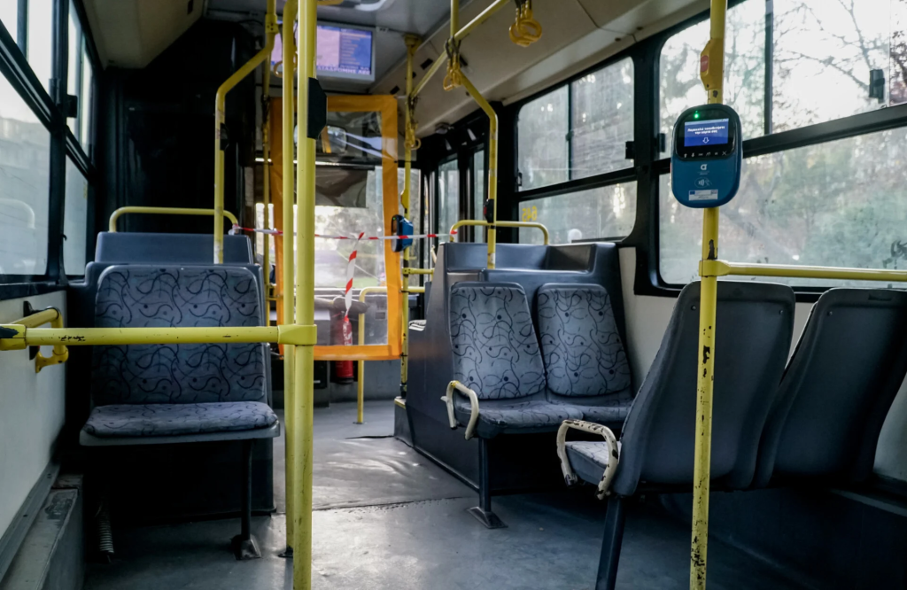 Η ανακοίνωση της ΟΣΥ για τον οδηγό λεωφορείου που αποπειράθηκε να βιάσει 53χρονη επιβάτιδα