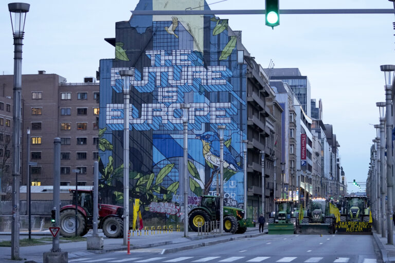 Βρυξέλλες: Στους δρόμους με κροτίδες, φωτοβολίδες και κορναρίσματα οι αγρότες με τα τρακτέρ