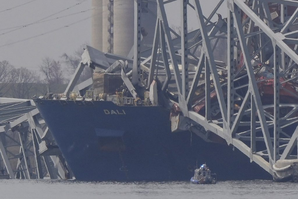 Το φορτηγό πλοίο είχε εκπέμψει SOS πριν πέσει πάνω σε γέφυρα στη Βαλτιμόρη – «Το πλήρωμα έσωσε ζωές»