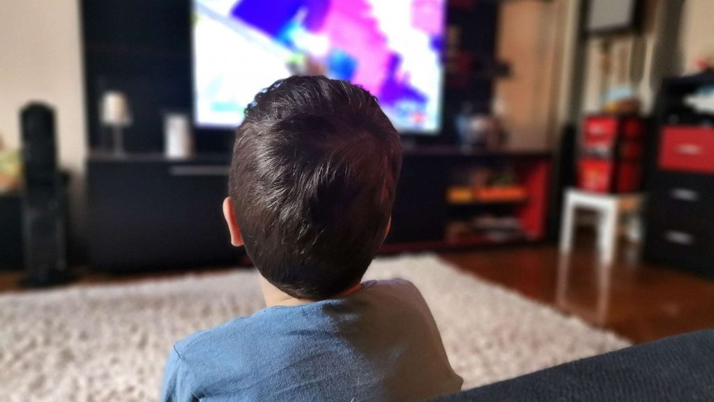 Το κόλπο για να μάθουν τα παιδιά ανάγνωση βλέποντας τηλεόραση