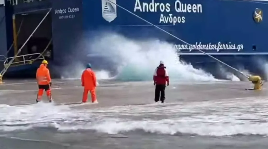 Τήνος: H στιγμή που πλοίο δένει στη στεριά εν μέσω ισχυρών ανέμων (βίντεο)