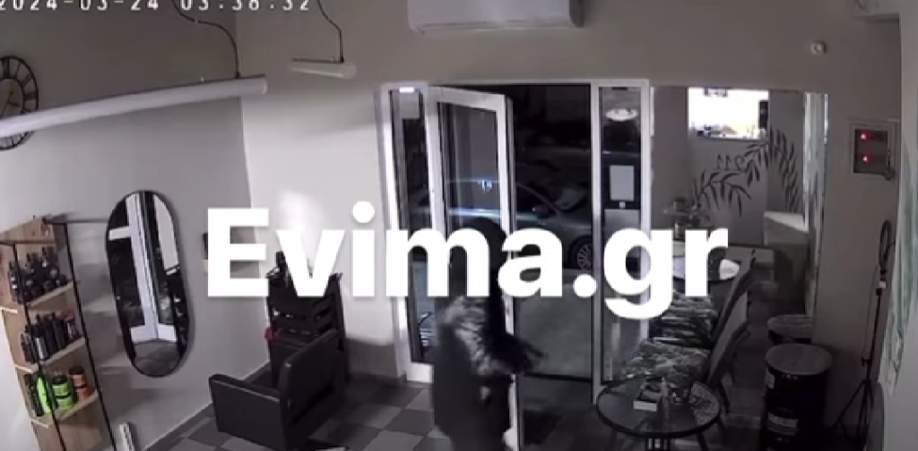 Βίντεο ντοκουμέντο από την εισβολή διαρρήκτη σε κομμωτήριο στη Χαλκίδα – Άρπαξε το ταμείο και εξαφανίστηκε