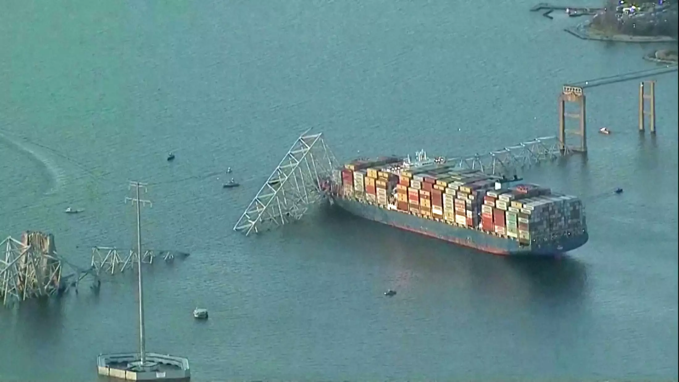 Βαλτιμόρη: Καρέ – καρέ η σύγκρουση του φορτηγού πλοίου στη γέφυρα Francis Scott Key (βίντεο)