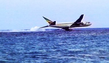 Βίντεο από το μακρινό 1996: Συντριβή στην θάλασσα επιβατικού αεροσκάφους κατά την διάρκεια αεροπειρατίας