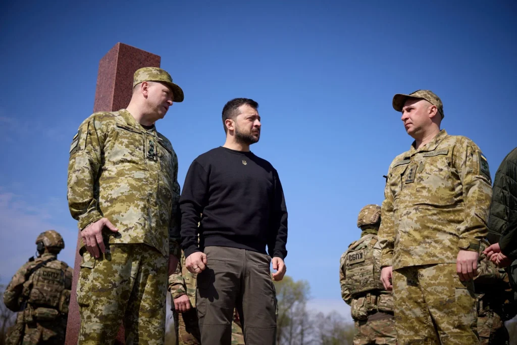 Ο Β.Ζελένσκι επιθεώρησε οχυρώσεις στα βορειοανατολικά της Ουκρανίας (βίντεο)