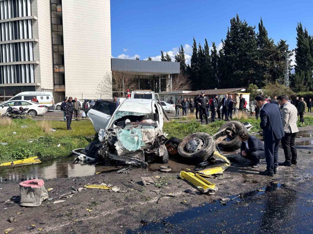 Τουρκία: Η στιγμή που φορτηγό πέφτει πάνω στο αυτοκίνητο οικογένειας – 6 νεκροί (βίντεο)