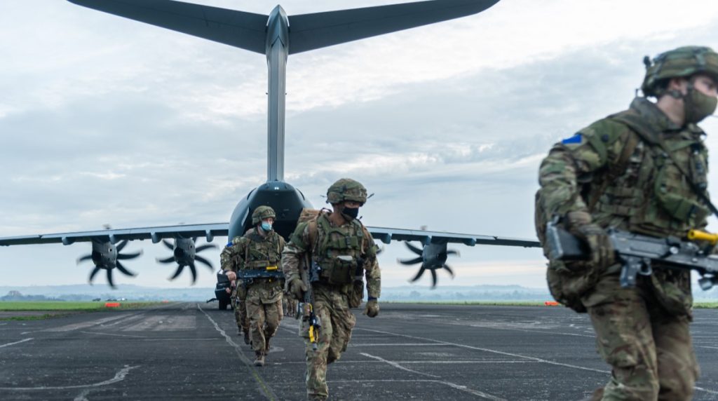 Telegraph: «Ο βρετανικός βασιλικός Στρατός θα άντεχε μόλις δύο μήνες σε έναν πόλεμο με την Ρωσία»!