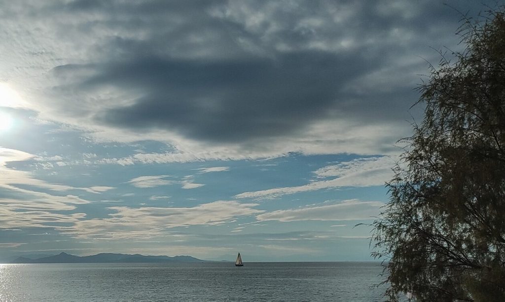 Ο καιρός σήμερα: Άνοδος της θερμοκρασίας και τοπικές βροχές – Η πρόγνωση της ΕΜΥ