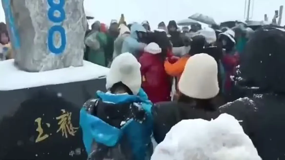 Κίνα: Τουρίστες πιάστηκαν στα χέρια σε υψόμετρο 4.680 μέτρων για μια selfie (βίντεο) 