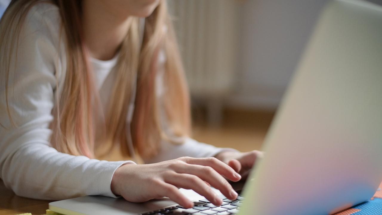 ΠΟΥ: Θύματα παρενόχλησης μέσω διαδικτύου σχεδόν 1 στα 6 παιδιά