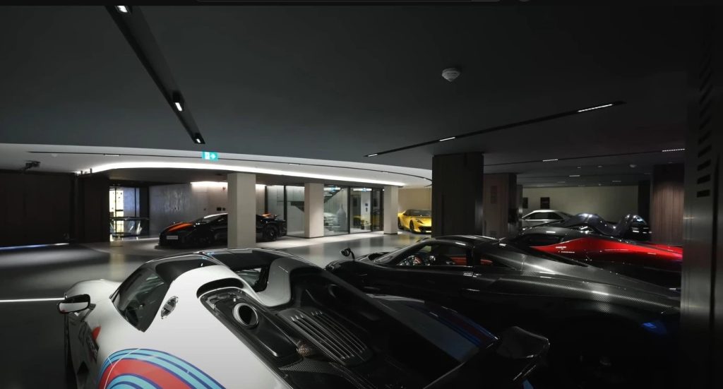 14 σούπερκαρ παρκάρουν σε υποβρύχιο γκαράζ!