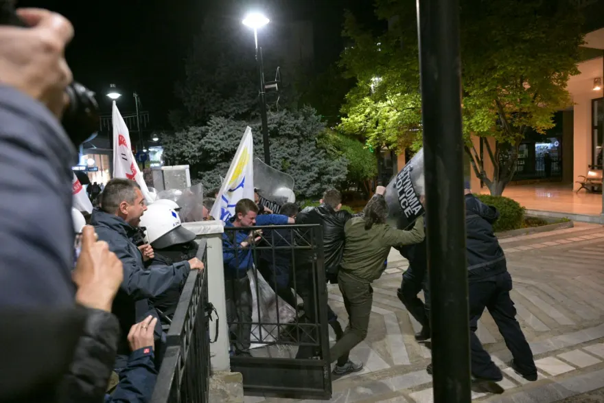 Επεισόδια σε συναυλία της στρατιωτικής ακαδημίας των ΗΠΑ στη Λάρισα (φώτο)