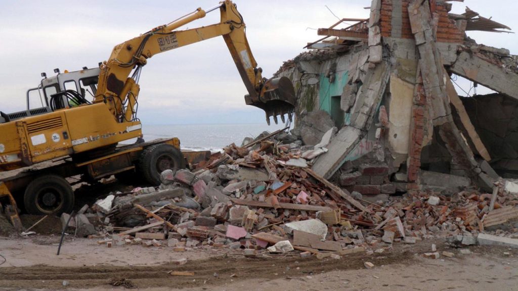 Ρόδος: Βουλευτής της ΝΔ ανακοίνωσε ότι αναστέλλονται οι κατεδαφίσεις αυθαιρέτων