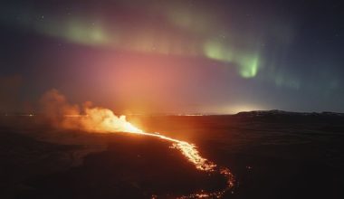 Σπάνιο φαινόμενο: Ηφαιστειακή λάβα «συναντά» το Βόρειο Σέλας στην Ισλανδία (φώτο)
