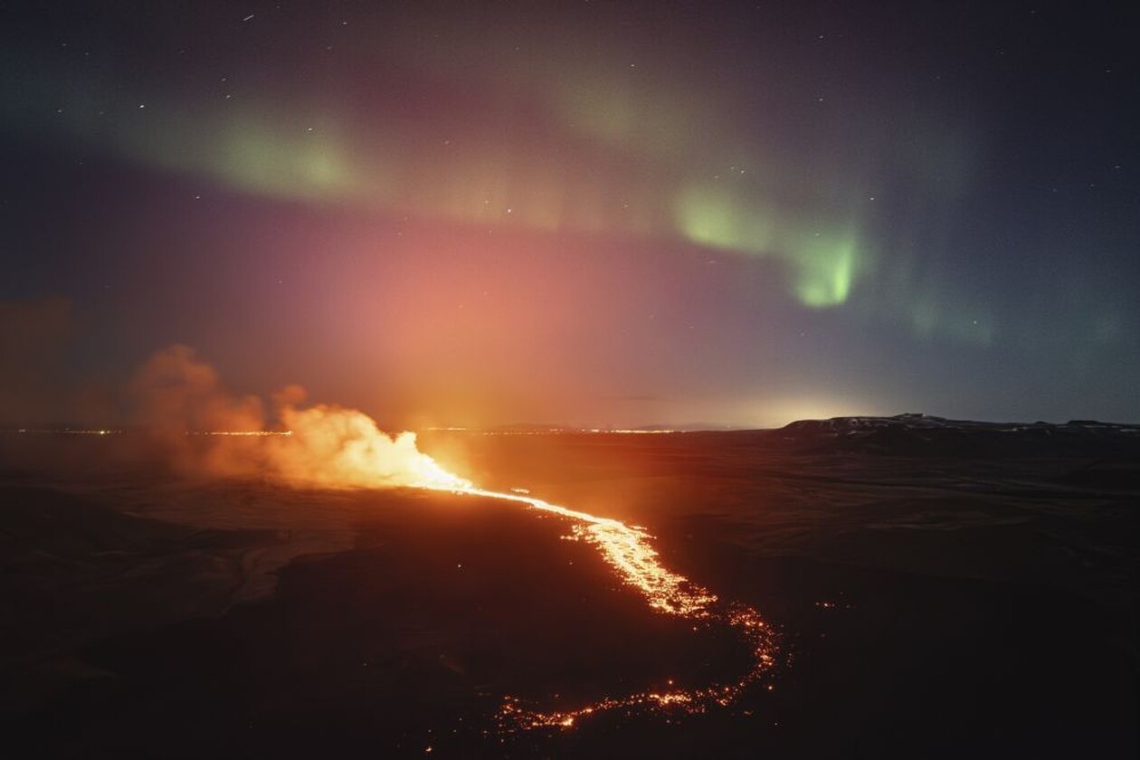 Σπάνιο φαινόμενο: Ηφαιστειακή λάβα «συναντά» το Βόρειο Σέλας στην Ισλανδία (φώτο)