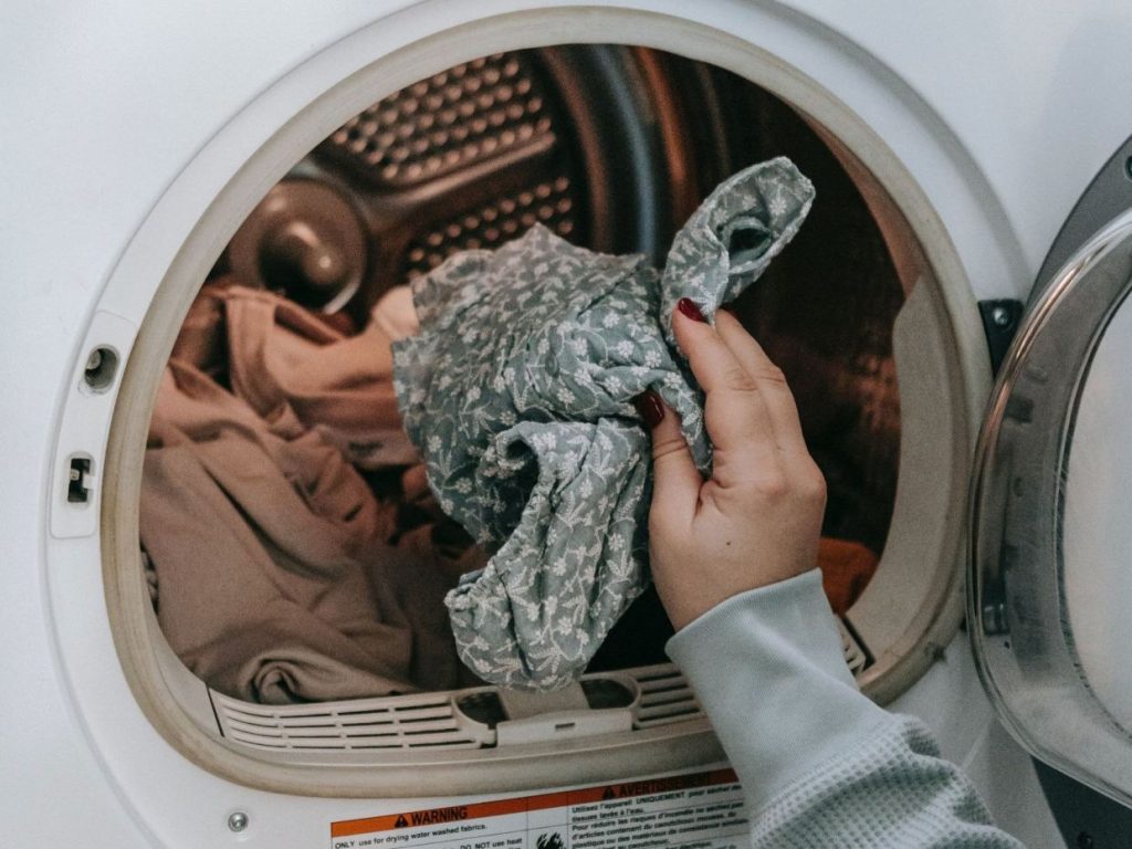 Έτσι πρέπει να απλώνετε τα ρούχα για να στεγνώνουν πιο γρήγορα (βίντεο)