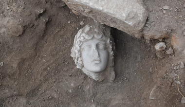 Φοιτητές του ΑΠΘ ανακάλυψαν κεφαλή αγάλματος του Απόλλωνα στους Φιλίππους (φώτο)
