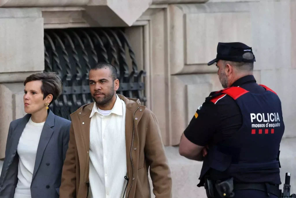 Ντάνι Άλβες: Το πάρτι για την αποφυλάκισή του και το πρώτο «παρών» στο δικαστικό Μέγαρο της Βαρκελώνης