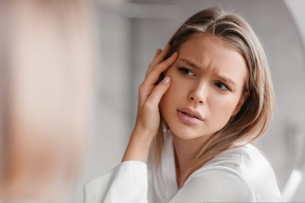 Νέα έρευνα: Το σημάδι στο πρόσωπο που συνδέεται με τον υποθυρεοειδισμό – Τα συμπτώματα