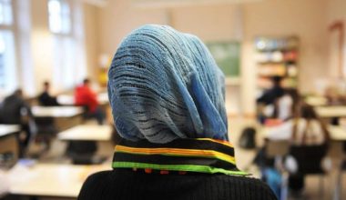 Γαλλία: Διευθυντής παραιτήθηκε από σχολείο επειδή ζήτησε από μαθήτρια να βγάλει την μαντίλα – Η αντίδραση του Ατάλ