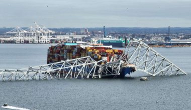 Κατάρρευση γέφυρας στη Βαλτιμόρη: Τουλάχιστον 56 εμπορευματοκιβώτια με τοξικά υλικά μετέφερε το πλοίο