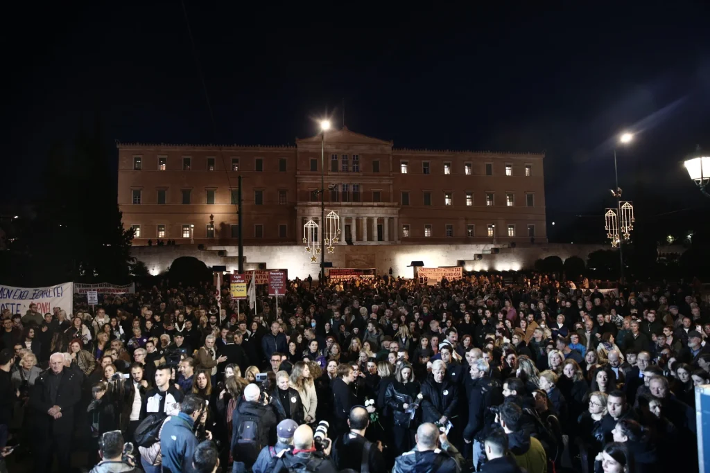 «Δεν ξεχνάμε τίποτα» – Μεγάλη συγκέντρωση στο Σύνταγμα για τα Τέμπη